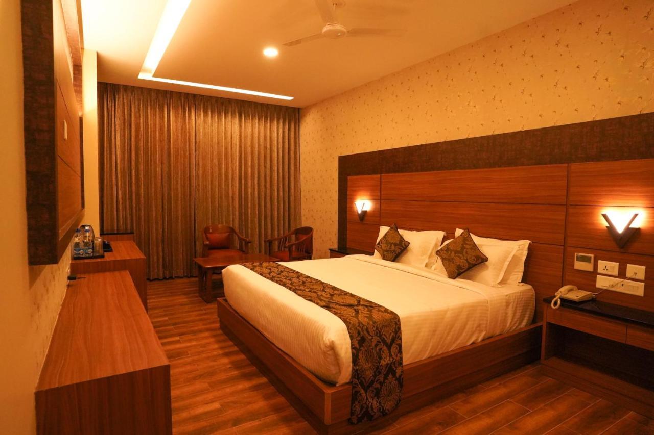V Five Hotel Singapperumalkovil Exterior foto